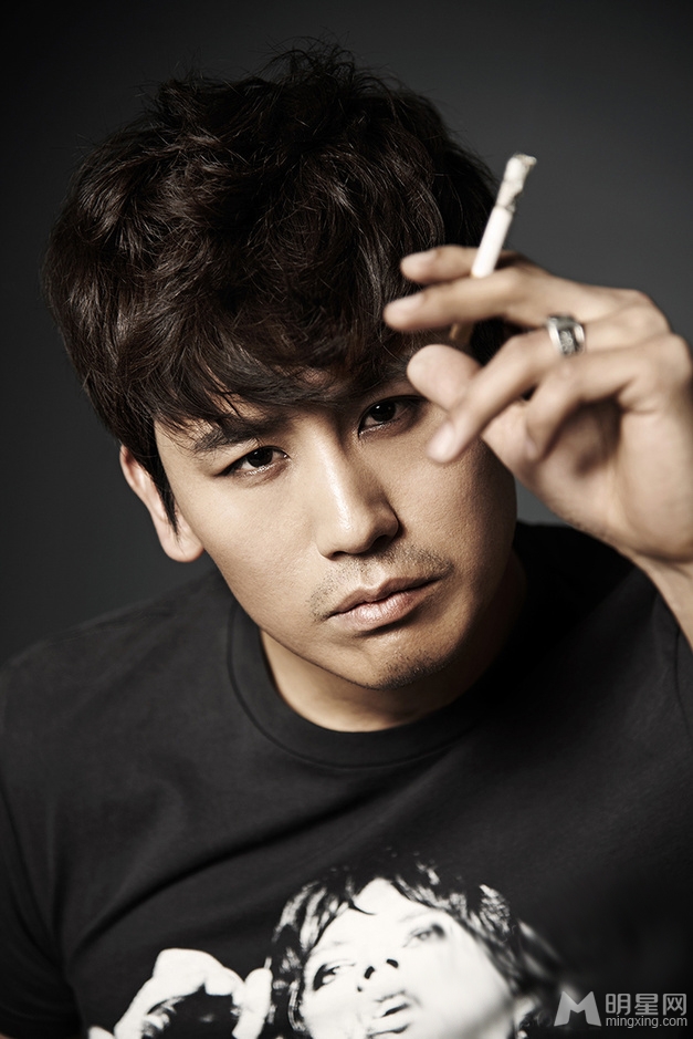 于晓光全新写真秀肌肉 眼神魅惑玩转雅痞