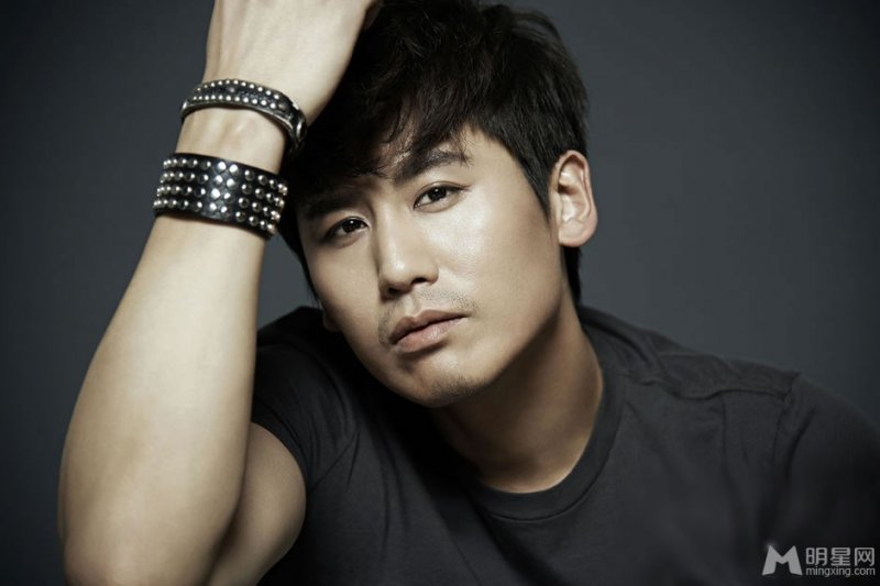 于晓光全新写真秀肌肉 眼神魅惑玩转雅痞