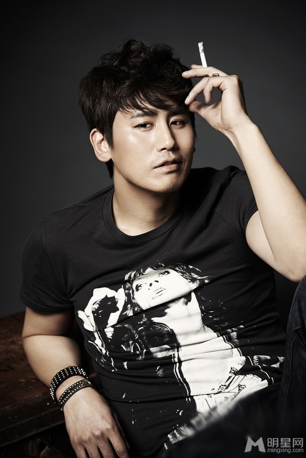 于晓光全新写真秀肌肉 眼神魅惑玩转雅痞