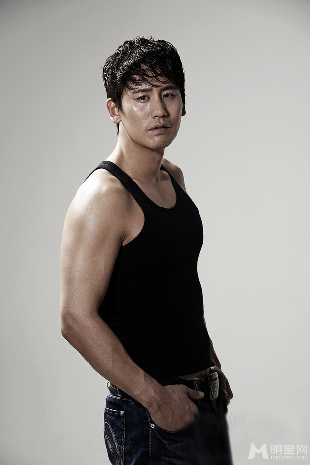 于晓光全新写真秀肌肉 眼神魅惑玩转雅痞