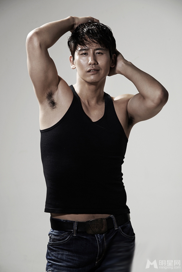 于晓光全新写真秀肌肉 眼神魅惑玩转雅痞