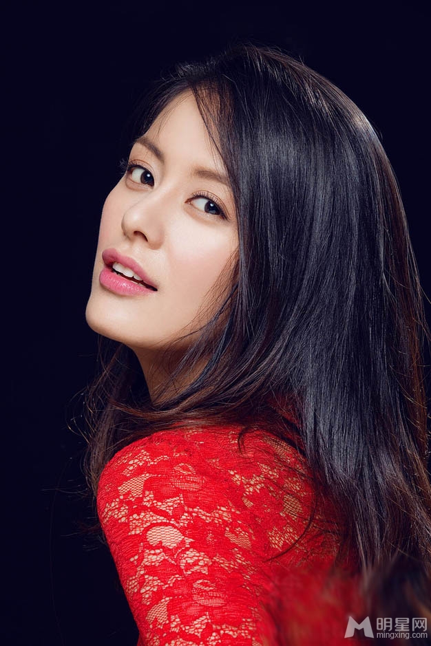 王力可黑红色调写真曝光 造型多变性感俏皮 王力可黑红色调写真曝光 造型多变性感俏皮