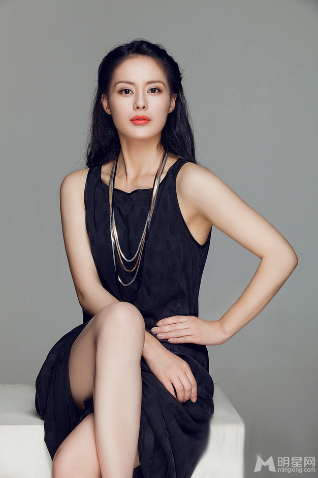 王力可黑红色调写真曝光 造型多变性感俏皮 王力可黑红色调写真曝光 造型多变性感俏皮