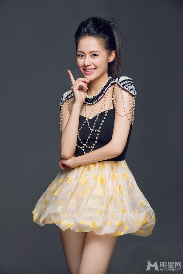 王力可黑红色调写真曝光 造型多变性感俏皮 王力可黑红色调写真曝光 造型多变性感俏皮