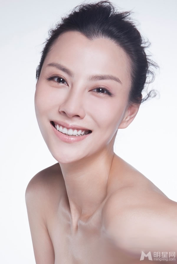 海蒂·蒙塔格游泳池比基尼写真 性感秀曼妙身材