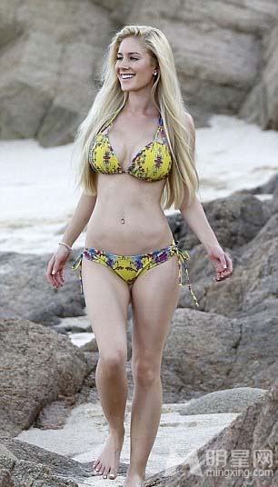 海蒂·蒙塔格游泳池比基尼写真 性感秀曼妙身材