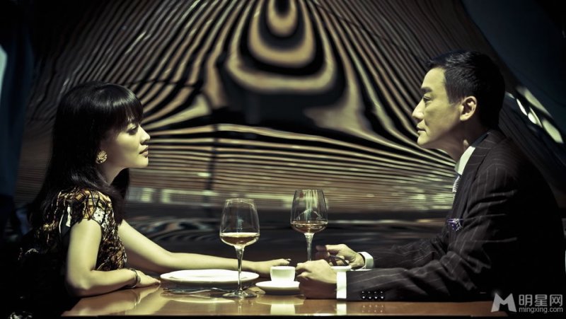 海蒂·蒙塔格游泳池比基尼写真 性感秀曼妙身材