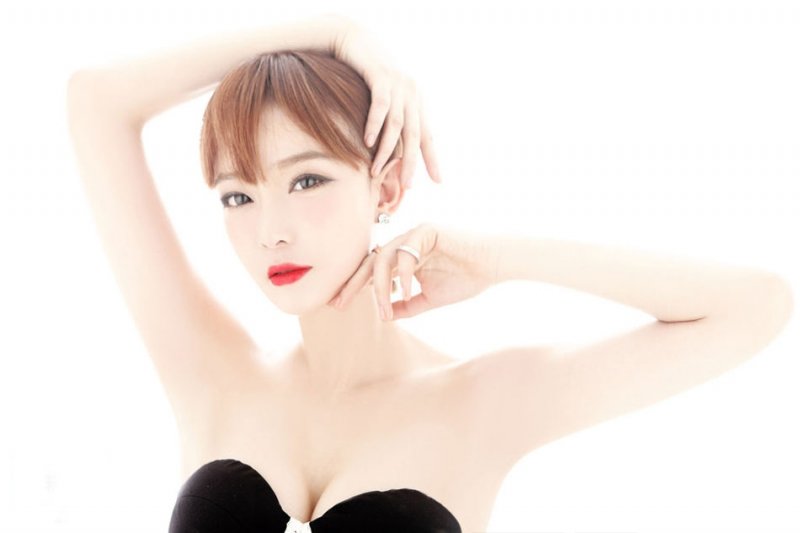 绯闻女星林西娅百变写真 性感魅人秀双峰