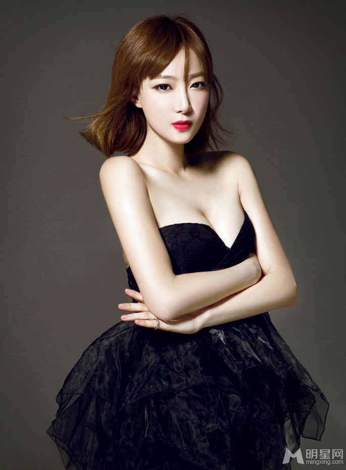 绯闻女星林西娅百变写真 性感魅人秀双峰