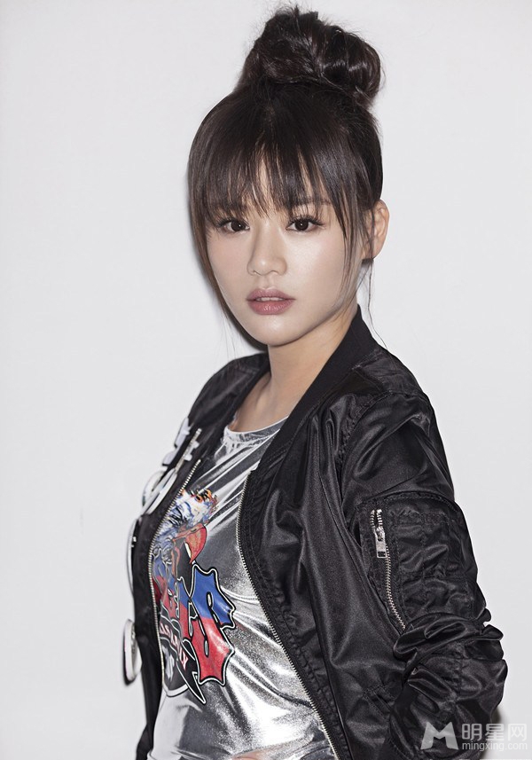 未婚妻马思纯写真 朋克运动风娇俏可人