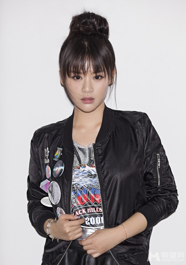 未婚妻马思纯写真 朋克运动风娇俏可人