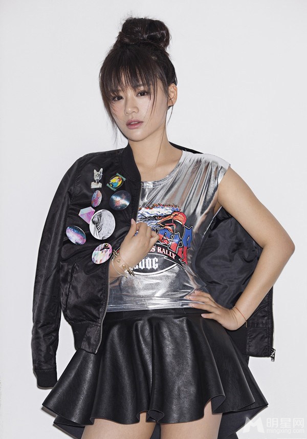 未婚妻马思纯写真 朋克运动风娇俏可人