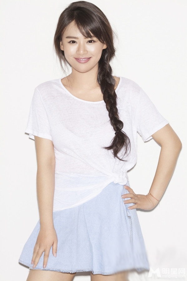 未婚妻马思纯写真 朋克运动风娇俏可人