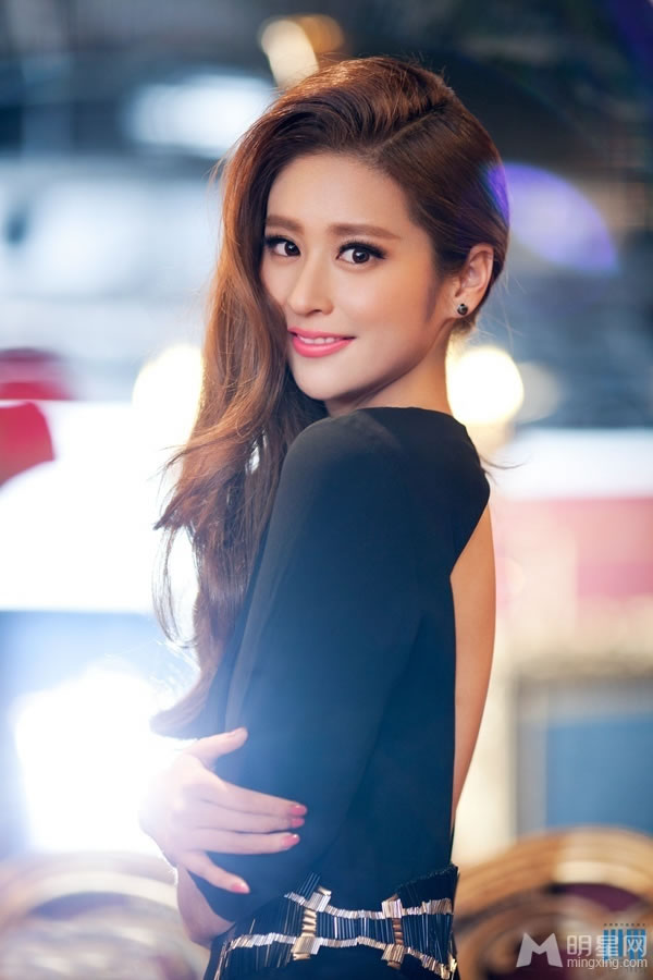 早安少女组中国成员李纯写真 职场丽人小清新