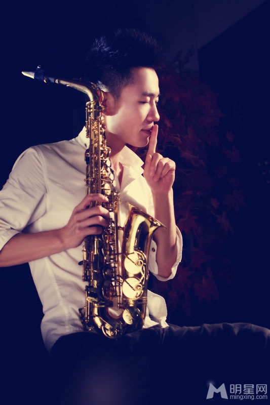 李晓舟新歌宣传写真 复古风格情意绵绵 李晓舟新歌宣传写真 复古风格情意绵绵