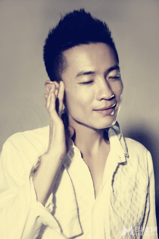 李晓舟新歌宣传写真 复古风格情意绵绵 李晓舟新歌宣传写真 复古风格情意绵绵