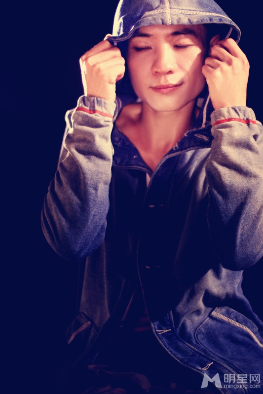 李晓舟新歌宣传写真 复古风格情意绵绵 李晓舟新歌宣传写真 复古风格情意绵绵