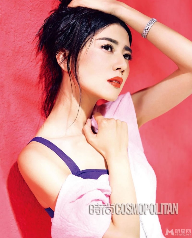 辣妈胡可时尚写真 优雅妩媚尽显女人味