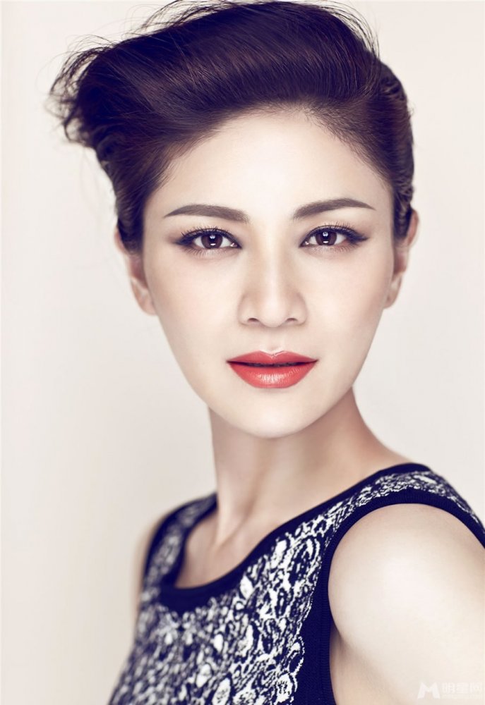 辣妈胡可时尚写真 优雅妩媚尽显女人味