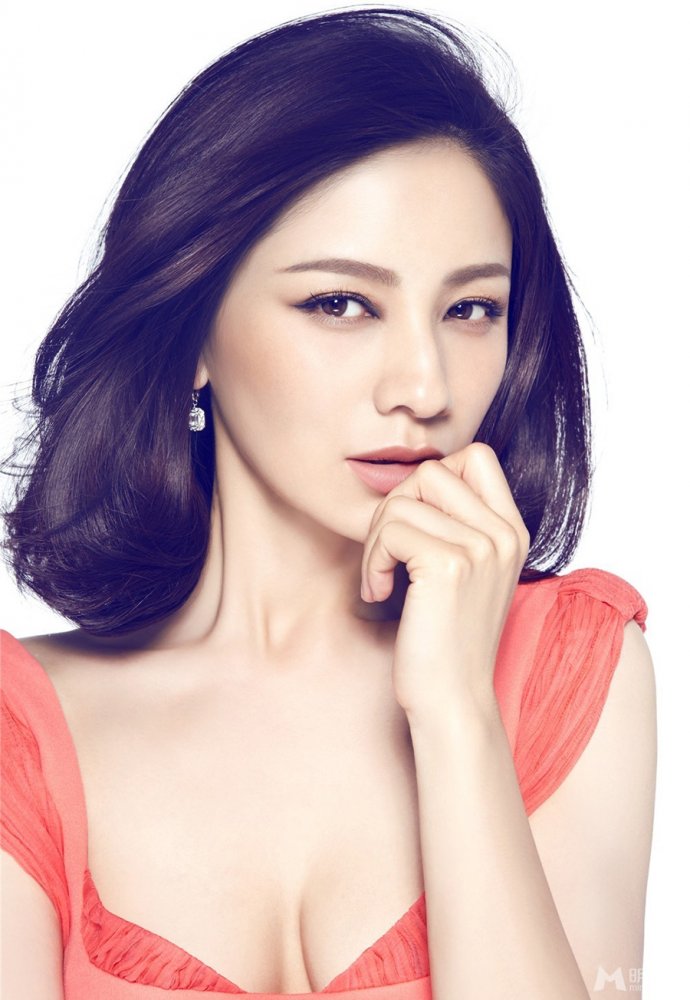 辣妈胡可时尚写真 优雅妩媚尽显女人味