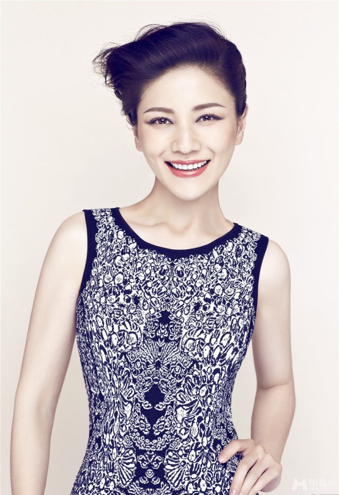 辣妈胡可时尚写真 优雅妩媚尽显女人味