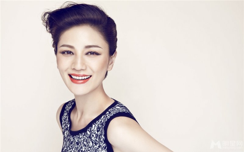 辣妈胡可时尚写真 优雅妩媚尽显女人味