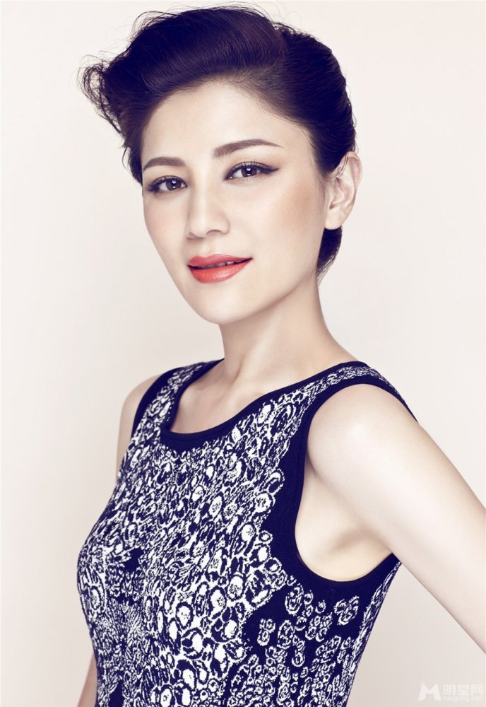 辣妈胡可时尚写真 优雅妩媚尽显女人味