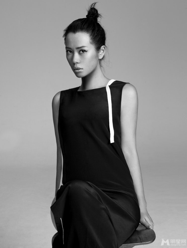 无人区余男黑白写真大片 造型性感冷艳 无人区余男黑白写真大片 造型性感冷艳