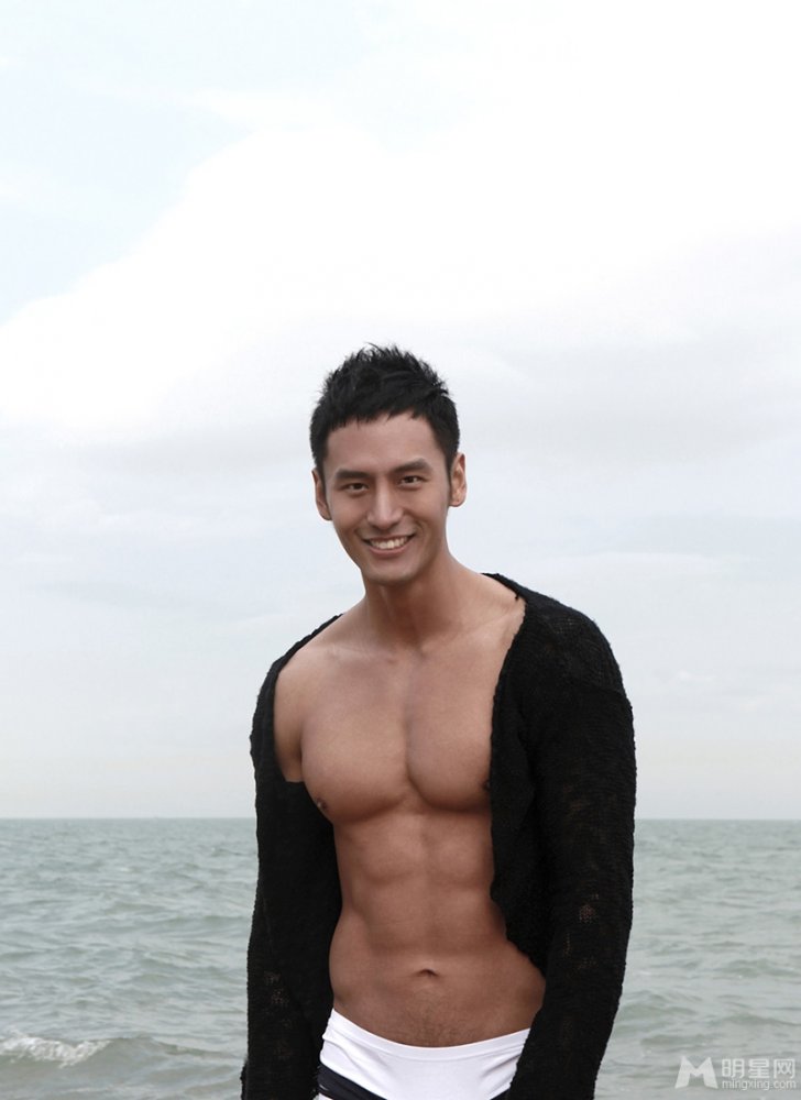 亚洲男神顾又铭新加坡杂志大片 显帅气肌肉