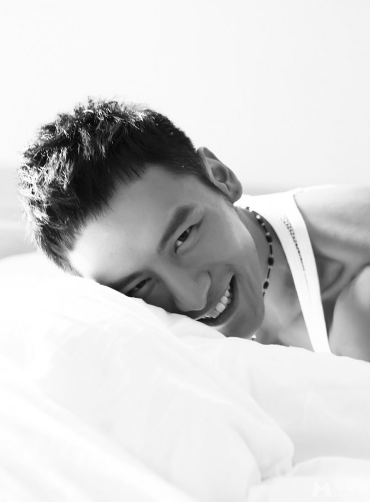 亚洲男神顾又铭新加坡杂志大片 显帅气肌肉