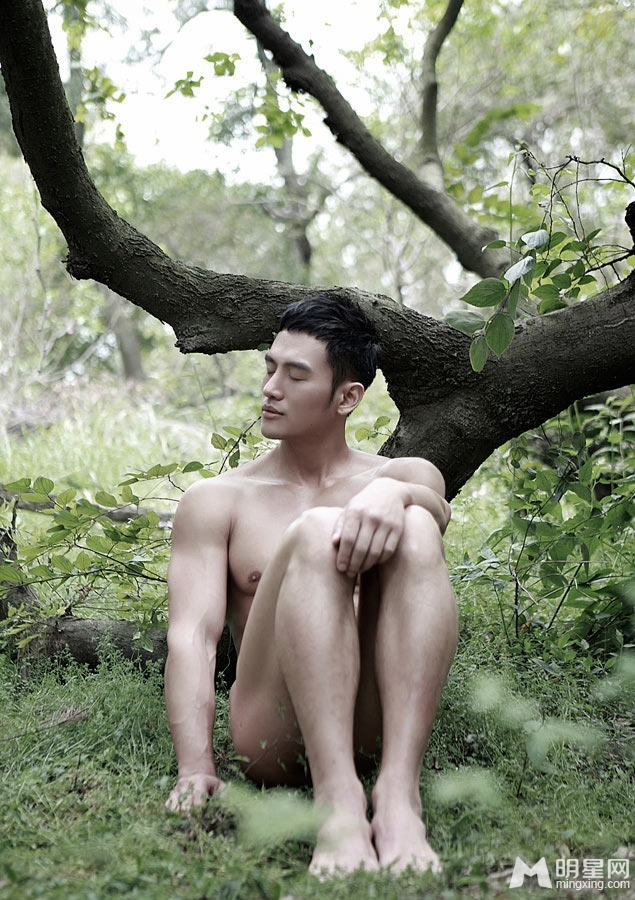 亚洲男神顾又铭新加坡杂志大片 显帅气肌肉