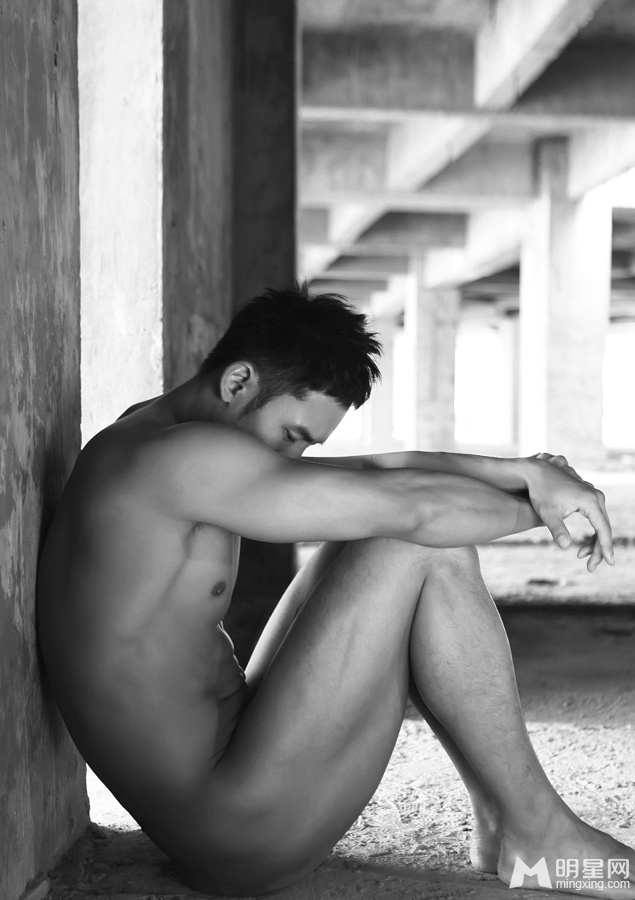 亚洲男神顾又铭新加坡杂志大片 显帅气肌肉