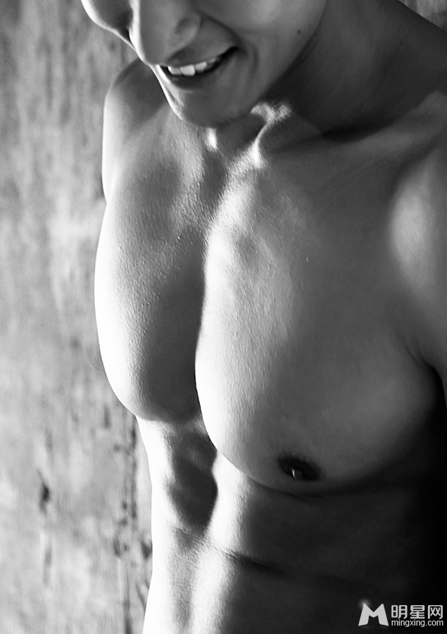 亚洲男神顾又铭新加坡杂志大片 显帅气肌肉