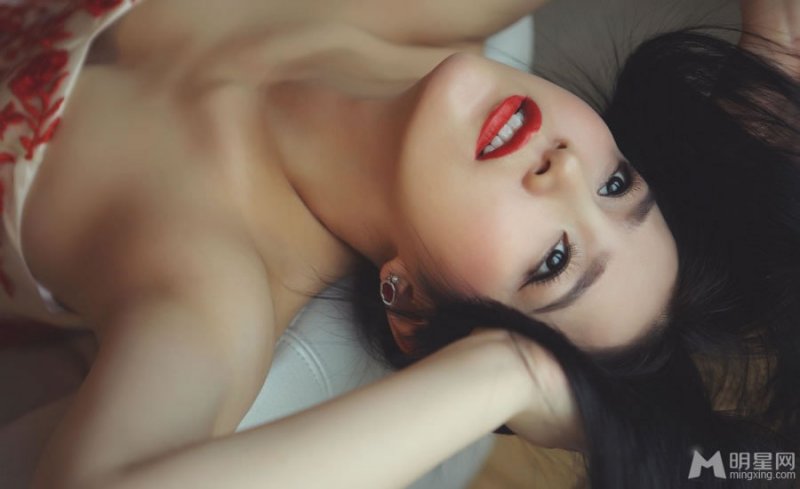 赵子琪路金波夫妇拍全家福 女儿可爱出镜