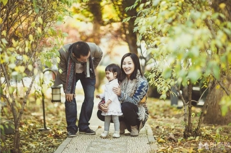 赵子琪路金波夫妇拍全家福 女儿可爱出镜