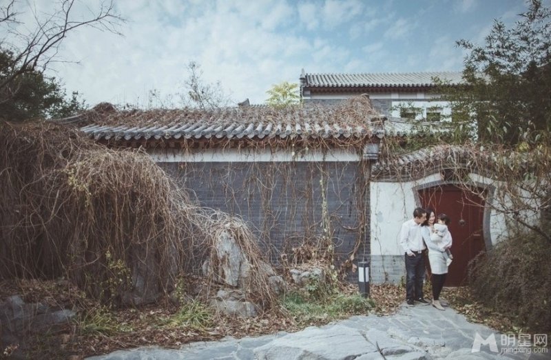 赵子琪路金波夫妇拍全家福 女儿可爱出镜