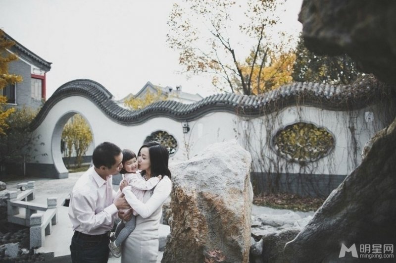 赵子琪路金波夫妇拍全家福 女儿可爱出镜