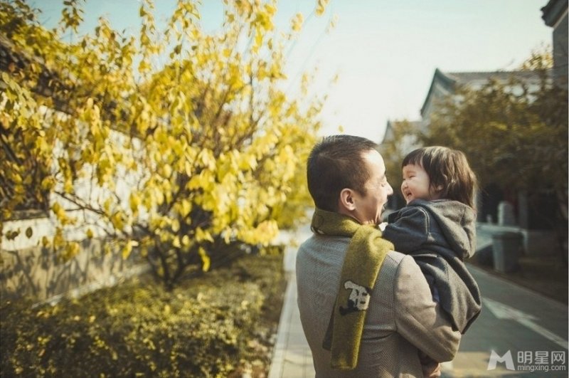 赵子琪路金波夫妇拍全家福 女儿可爱出镜