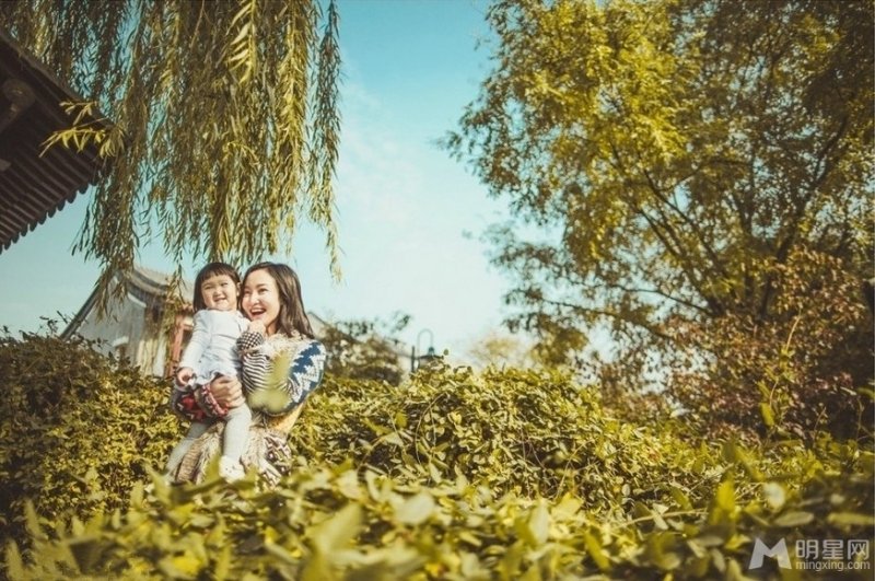 赵子琪路金波夫妇拍全家福 女儿可爱出镜