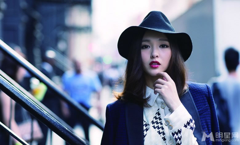 赵子琪路金波夫妇拍全家福 女儿可爱出镜