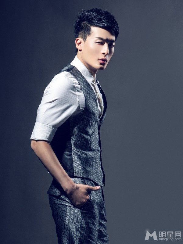 爱情公寓4孙艺洲大片 肌肉尽显时尚帅气 爱情公寓4孙艺洲大片 肌肉尽显时尚帅气