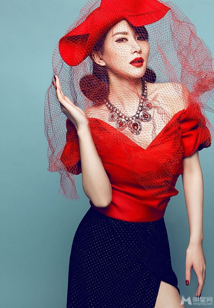 程砚秋时尚写真 头戴凤冠霞帔性感妩媚