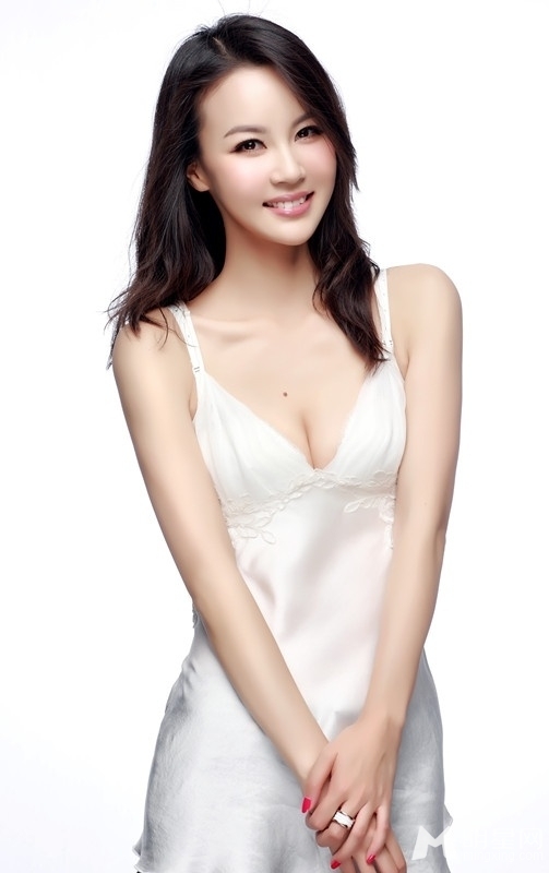 男媒婆徐熙颜时尚写真 酥胸半露性感霸气 男媒婆徐熙颜时尚写真 酥胸半露性感霸气