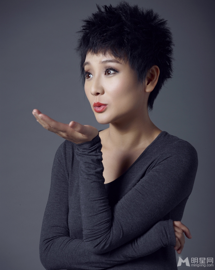 大丈夫孔琳时尚写真 娇俏短发显女人味