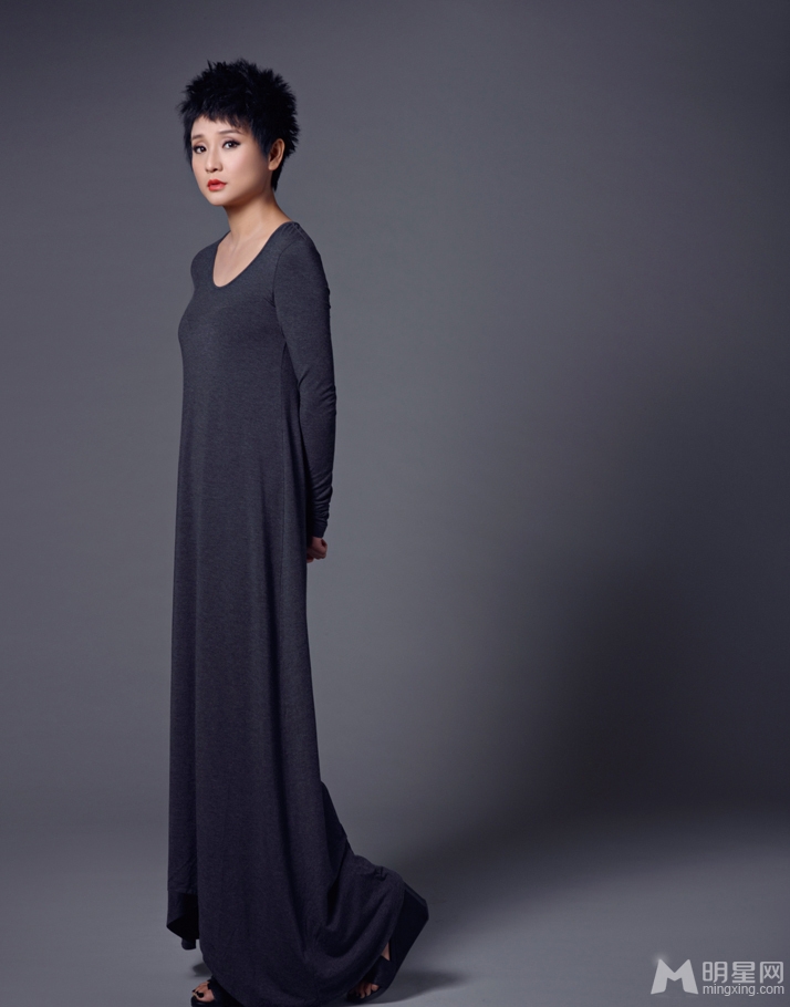 大丈夫孔琳时尚写真 娇俏短发显女人味