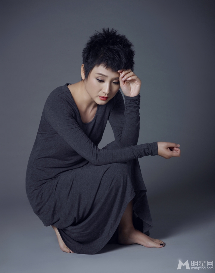 大丈夫孔琳时尚写真 娇俏短发显女人味