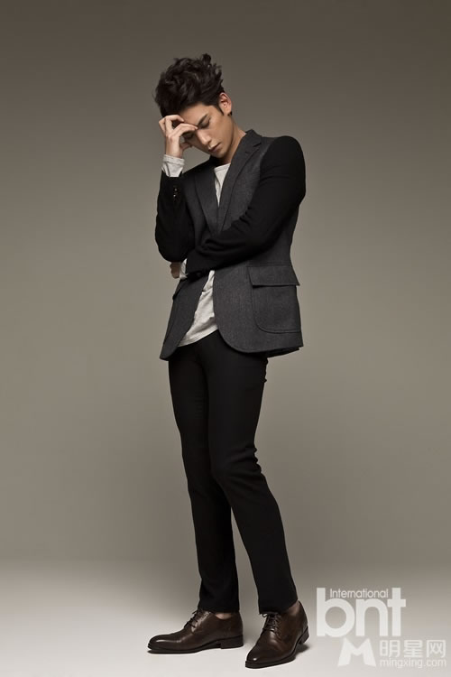 韩星朴基雄时尚写真 迷人眼神帅气有型