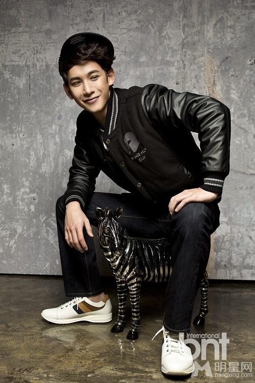 韩星朴基雄时尚写真 迷人眼神帅气有型