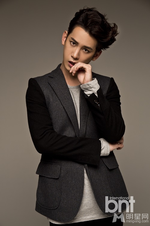 韩星朴基雄时尚写真 迷人眼神帅气有型