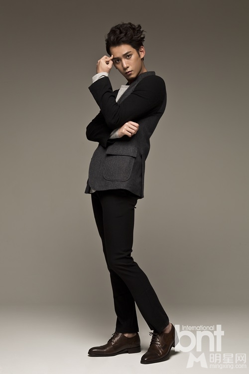 韩星朴基雄时尚写真 迷人眼神帅气有型